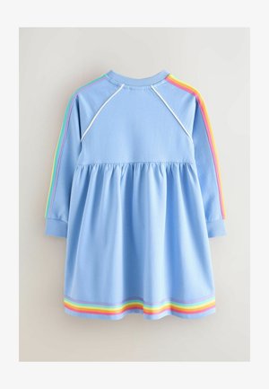 Hellblauer Sweatshirt mit gerafftem Saum, ausgestattet mit bunten Regenbogenstreifen entlang der Ärmel und am Saum. Hergestellt aus weichem Baumwollmaterial.