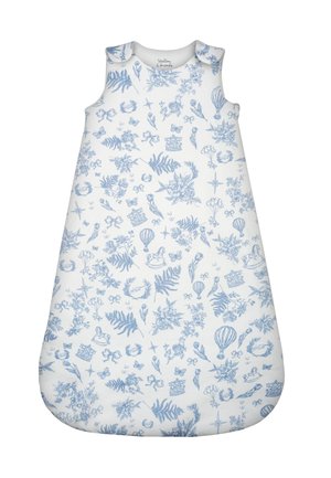 Weißer ärmelloser Babyschlafsack mit blauen Zeichnungen von Blumen, Farnen, Schmetterlingen, Heißluftballons, Schaukelpferden und Kronen.