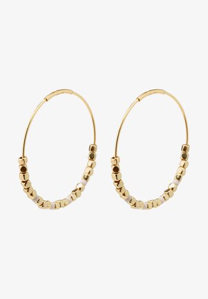 Auksiniai auskarai su žiedais, puošti auksinėmis ir baltomis karoliukais palei apačią. Žiedai yra lygūs ir apvalios formos.