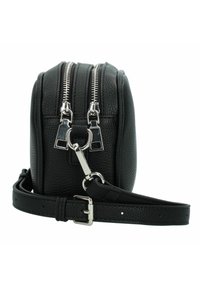 Borsa nera in pelle con una superficie testurizzata, due zip argentate, hardware in metallo e una tracolla regolabile. Forma rettangolare compatta.