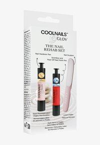 Nail Rehab Set sisältää mustan kynnen kovettimen, punaisen irrotettavan kynsilakan ja vaaleanpunaisen kynnen muotoilijan, pakattuna valkoiseen pahvilaatikkoon.