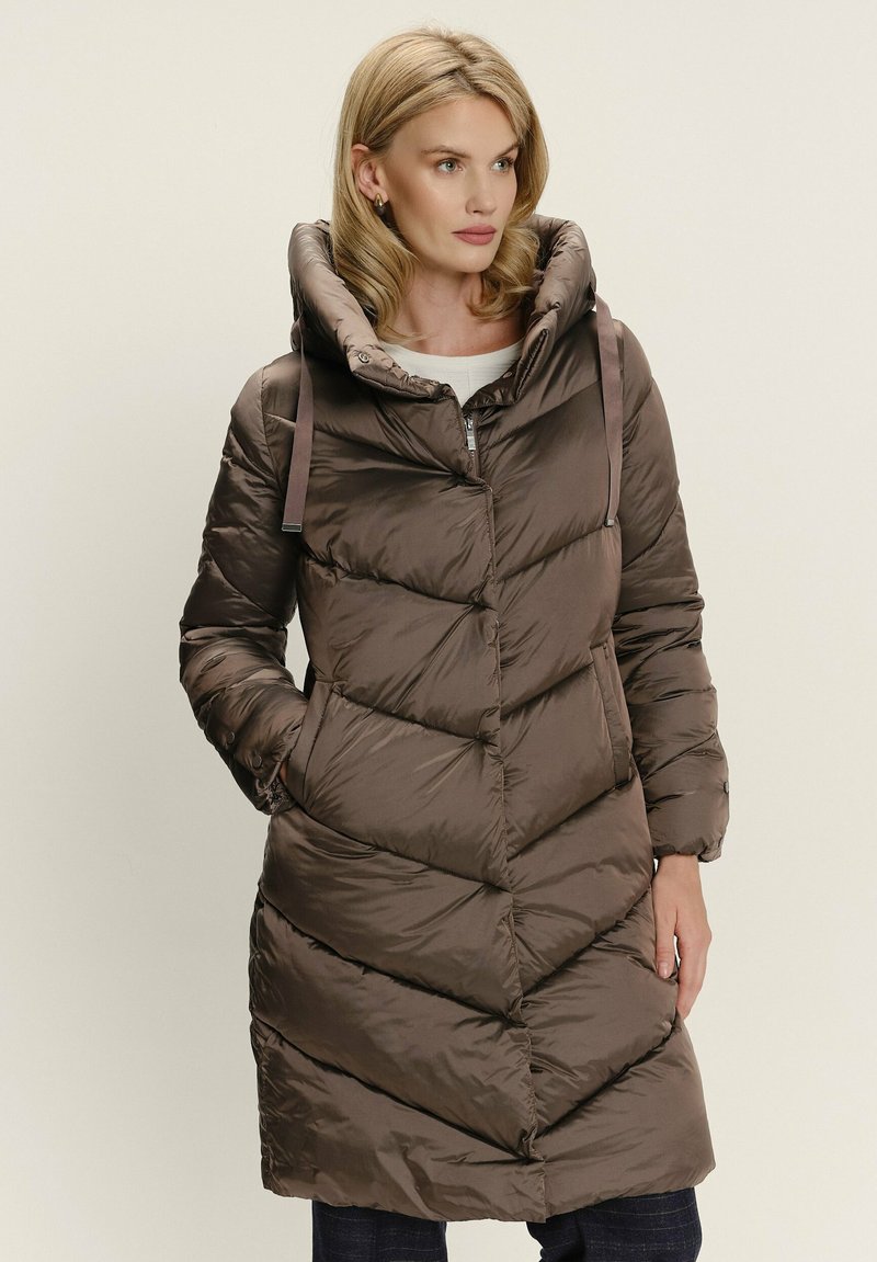 Smeđi puffer kaput s visokim ovratnikom, dizajnom u obliku čempresa, zatvaranjem na zip i bočnim džepovima. Mekani, sjajni materijal s glatkom teksturom.