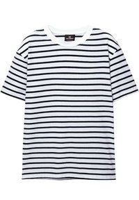 Weißes T-Shirt mit horizontalen schwarzen Streifen, kurzen Ärmeln und einem runden Ausschnitt. Der Stoff wirkt weich und leicht.
