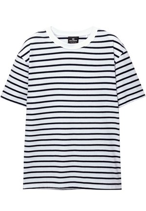 T-shirt bianco con strisce orizzontali nere, maniche corte e scollo rotondo. Il tessuto appare morbido e leggero.