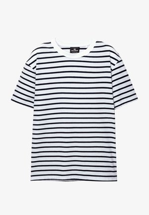 Fehér póló vízszintes fekete csíkokkal, rövid ujjal és kerek nyakkivágással. Az anyag puhanak és könnyűnek tűnik.