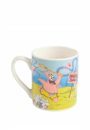 Weißer Keramikbecher mit Patrick Star aus SpongeBob Schwammkopf, der in einer bunten Unterwasserszene Quallen fängt.