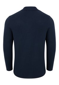Granatowa koszulka polo z długim rękawem, z klasycznym kołnierzykiem, gładką strukturą i dopasowanym krojem, z subtelnym ryflowaniem wzdłuż szwów.