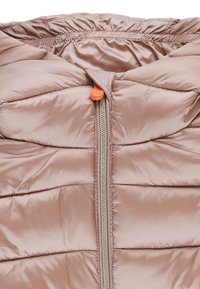 Giubbotto puffer marrone chiaro con chiusura a zip e zip di contrasto arancione, design trapuntato e superficie liscia e lucida.