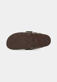 Brun mønstret sandal sål med tekstureret greb. Har indgraveret "COACH" logo; fladt design med forstærkede kanter.
