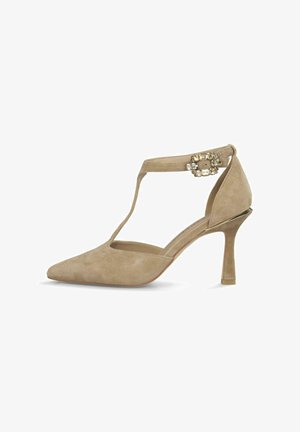 Beige Wildlederschuh mit hochhackiger, spitz zulaufender Spitze, Knöchelriemen und dekorativem, mit Juwelen besetztem Schnallenverschluss. Der schlanke, gestapelte Absatz verleiht Eleganz.