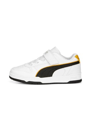 Weißer Sneaker mit niedriger Schafthöhe, schwarzem Puma-Streifen, gelben Akzenten, Schnürung vorne und Klettverschluss an der Seite, von außen gezeigt.