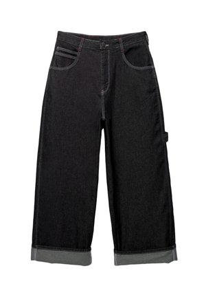 Schwarze Denim-Hosen mit weitem Beinschnitt und umgeschlagenen Säumen, kontrastierendem grauen Nähten, Fronttaschen und einem Knopfverschluss. Sie bieten einen lockeren Sitz.