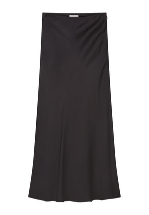 Zwarte satijnen midirok met een gladde textuur, voorzien van een vloeiende silhouet en geplooide details bij de taille voor extra dimensie.