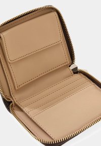 Portefeuille en cuir beige ouvert montrant une fermeture éclair, une poche à monnaie avec rabat, et quatre emplacements pour cartes à l'intérieur sur fond blanc.