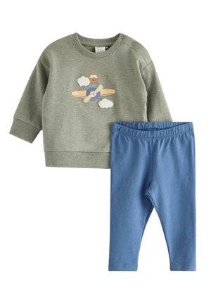 Grøn toddler-sweatshirt med bjørn i flygrafik parret med blå leggings med elastisk talje.