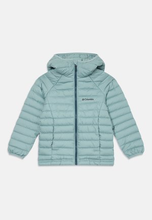 Lys blå puffjakke med hette, med frontglidelås, horisontalt quiltet mønster, og Columbia-logo på venstre bryst.