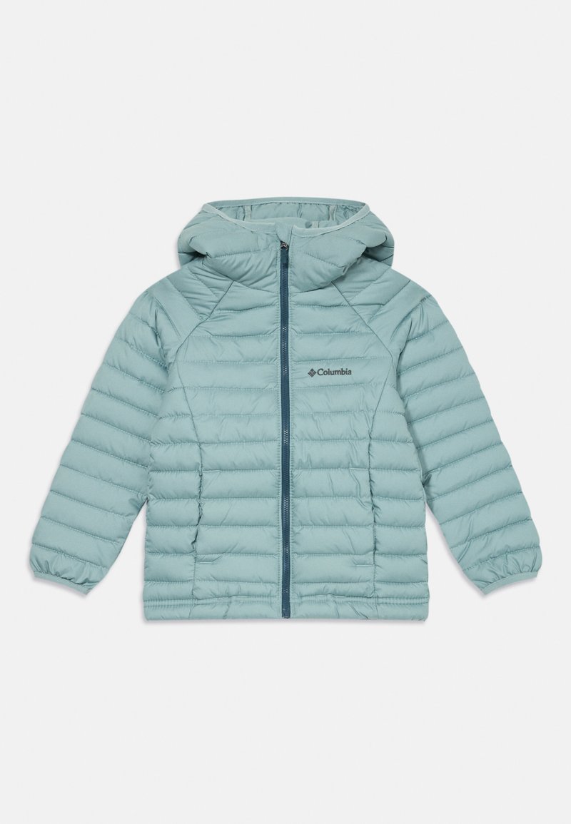 Gaiši zilā pūkainā jaka ar kapuci, ar priekšējo rāvējslēdzēju, horizontālu kviltošanas rakstu un Columbia logo kreisajā krūtī.