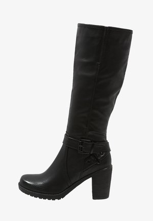 Mustat polven korkeudelle ulottuvat saappaat, jotka on valmistettu sileästä nahasta. Niissä on paksu korko, solkikoriste ja pyöreä kärki, jossa on kuvioitu pitoaita.