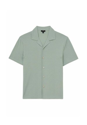 Svetlozelená krátkym rukávom košeľa na zapínanie s jemnou chevronovou textúrou a kempovým golierom.