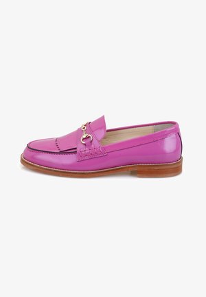 Rosa Lackleder Slipper mit fransigem Design,goldenen Hardware-Akzenten und einer braunen Ledersohle. Rundliche Zehenform.
