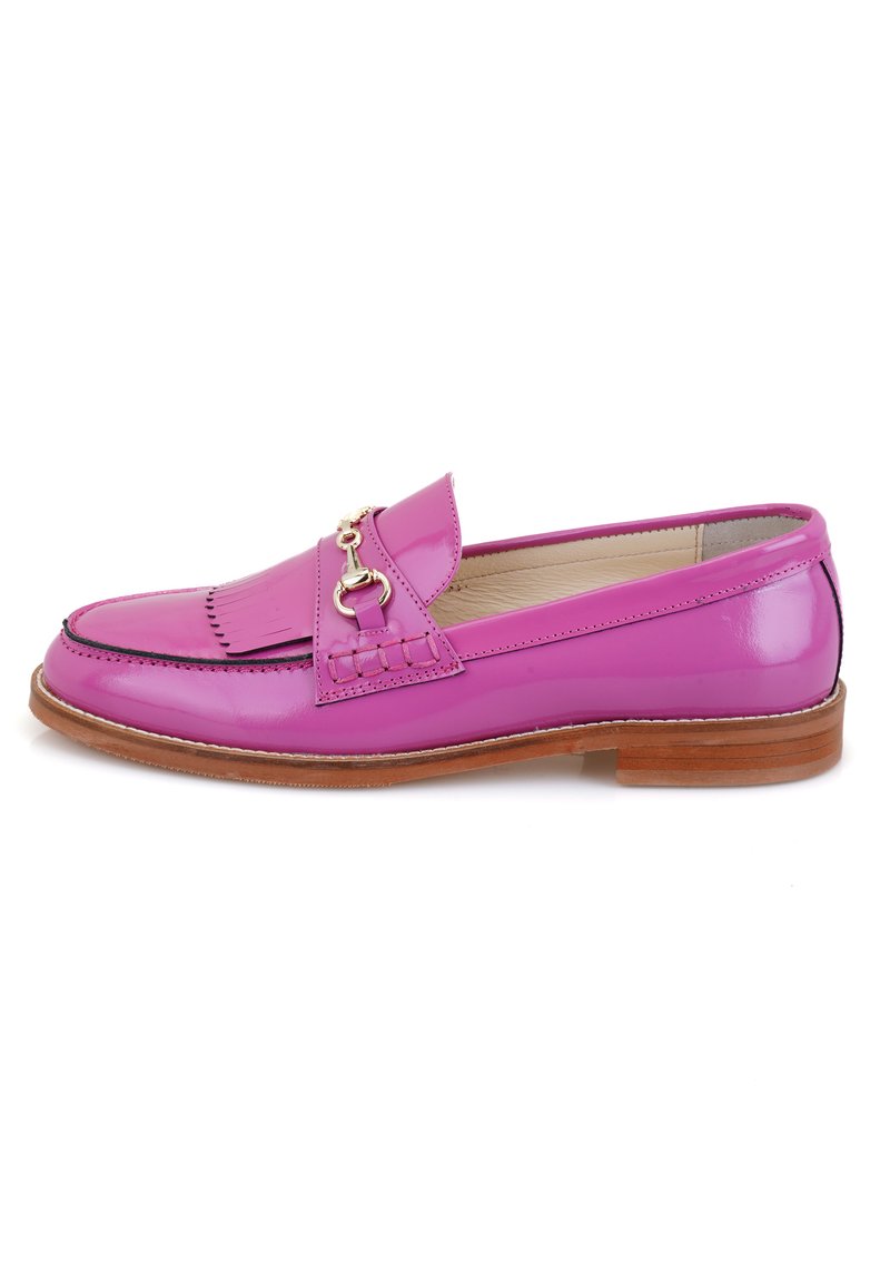 Roze gepatineerde leren loafers met een franjer ontwerp, gouden hardware-accent en een bruine leren zool. Rond toelopende vorm.