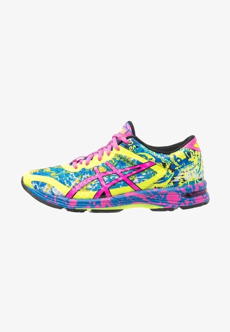 Chaussure de course multicolore avec un design éclaboussé jaune, bleu, rose et noir et des lacets roses, présentée sur fond blanc.