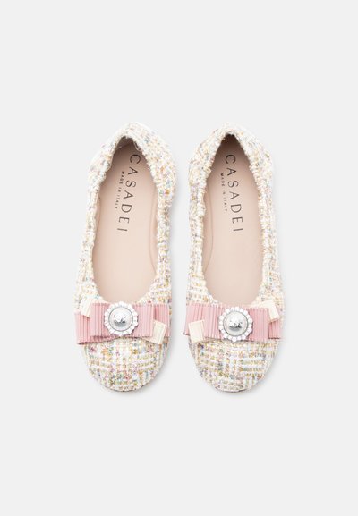 Ballerines en tweed aux teintes pastel multicolores, dotées d'un ruban rose et d'un bouton argenté décoratif à l'avant. Intérieur à texture douce.