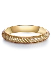 Arany színű gyűrű csavart mintával, amelynek textúrált felülete függőleges hornyokkal rendelkezik, sima belső béléssel.