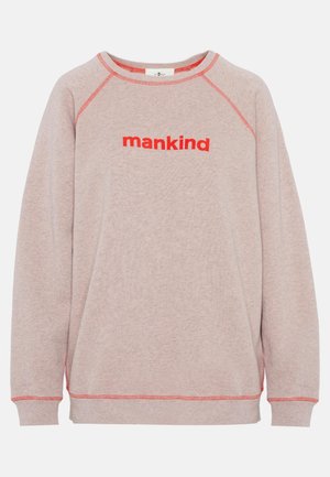 Lichtgrijze sweatshirt met rode tekst "mankind". Heeft raglanmouwen, een ronde hals en contrasterende stiksels langs de halslijn en manchet.