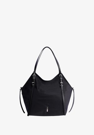 Bolsa tote negra con una tela lisa y mate, que presenta asas largas y redondeadas y acentos de hardware plateado. Incluye una correa desmontable.