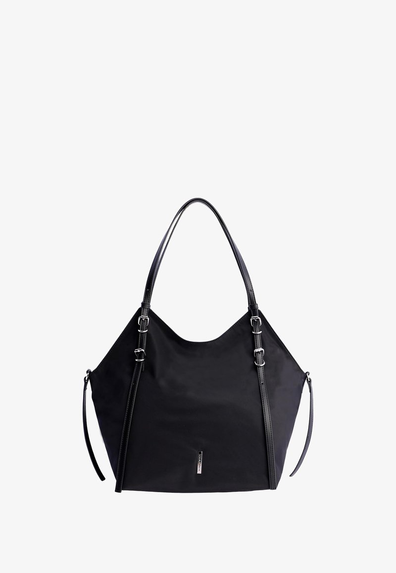 Bolsa tote negra con una tela lisa y mate, que presenta asas largas y redondeadas y acentos de hardware plateado. Incluye una correa desmontable.