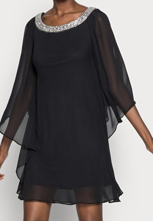 Černé šifónové šaty s volným střihem, korálkovým výstřihem a volnými rukávy, s volným střihem a délkou ke kolenům.