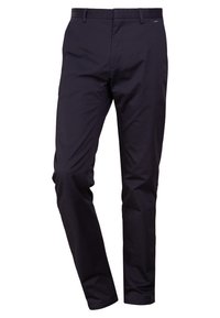 Navy broek gemaakt van gladde stof, met een rechte snit, eenvoudige tailleband en subtiele logo-accent nabij de taille.