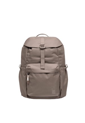 Zaino marrone chiaro con tasca frontale con zip, patta superiore fissata da una cinghia con fibbia, tasche laterali e manico in tessuto sulla parte superiore.