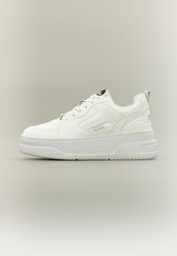 Άσπρο αθλητικό παπούτσι με υφή από δέρμα, επένδυση στον γιακά, κλείσιμο με κορδόνια και παχιά ελαστική σόλα. Διαθέτει διακριτικές ραφές και λεπτομέρειες με λογότυπο.