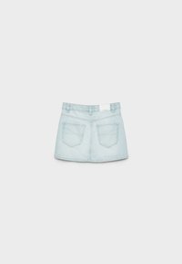 Gonna in denim azzurro chiaro con vita aderente, due tasche posteriori e orlo leggermente svasato. Dettagli delle cuciture su tasche e vita.