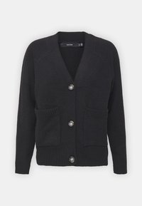 Schwarze Strickjacke aus weichem Strickstoff, mit V-Ausschnitt, gerippten Bündchen, aufgesetzten Taschen und vier großen Knöpfen.