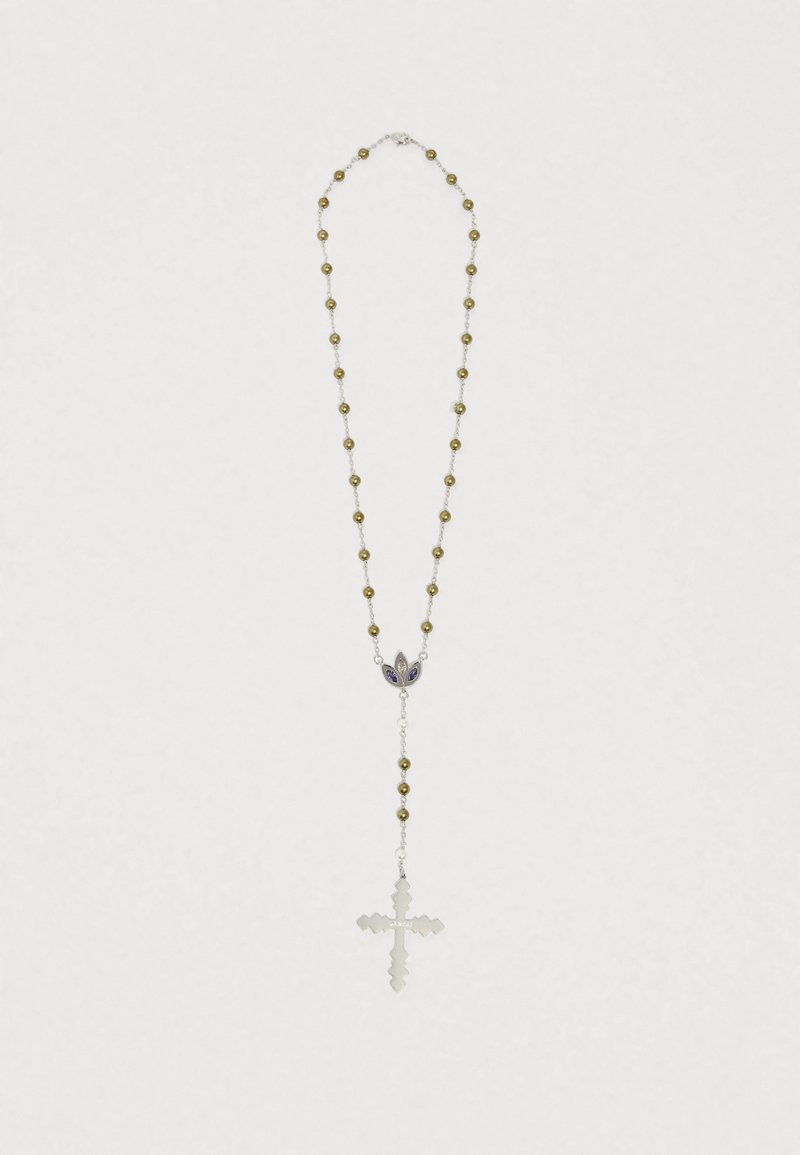 Strieborný ruženec so zelenými a sivými korálkami, vybavený ozdobnou sponou a príveskom v tvare kríža s textúrovaným povrchom.