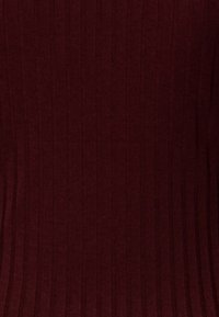 Tessuto ribbed color bordeaux con una superficie texturizzata. Le righe verticali creano un aspetto strutturato con una sensazione morbida e flessibile.
