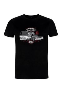 Černé tričko s karikaturou dodávky Mystery Machine a klasickým černým autem, text "Mystery Machine & Baby" v bílé a červené barvě.