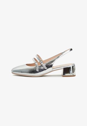 Pantof silver metallic cu toc pătrat mic, tip slingback. Dispune de două curele ajustabile pe partea din față și o suprafață netedă și strălucitoare.