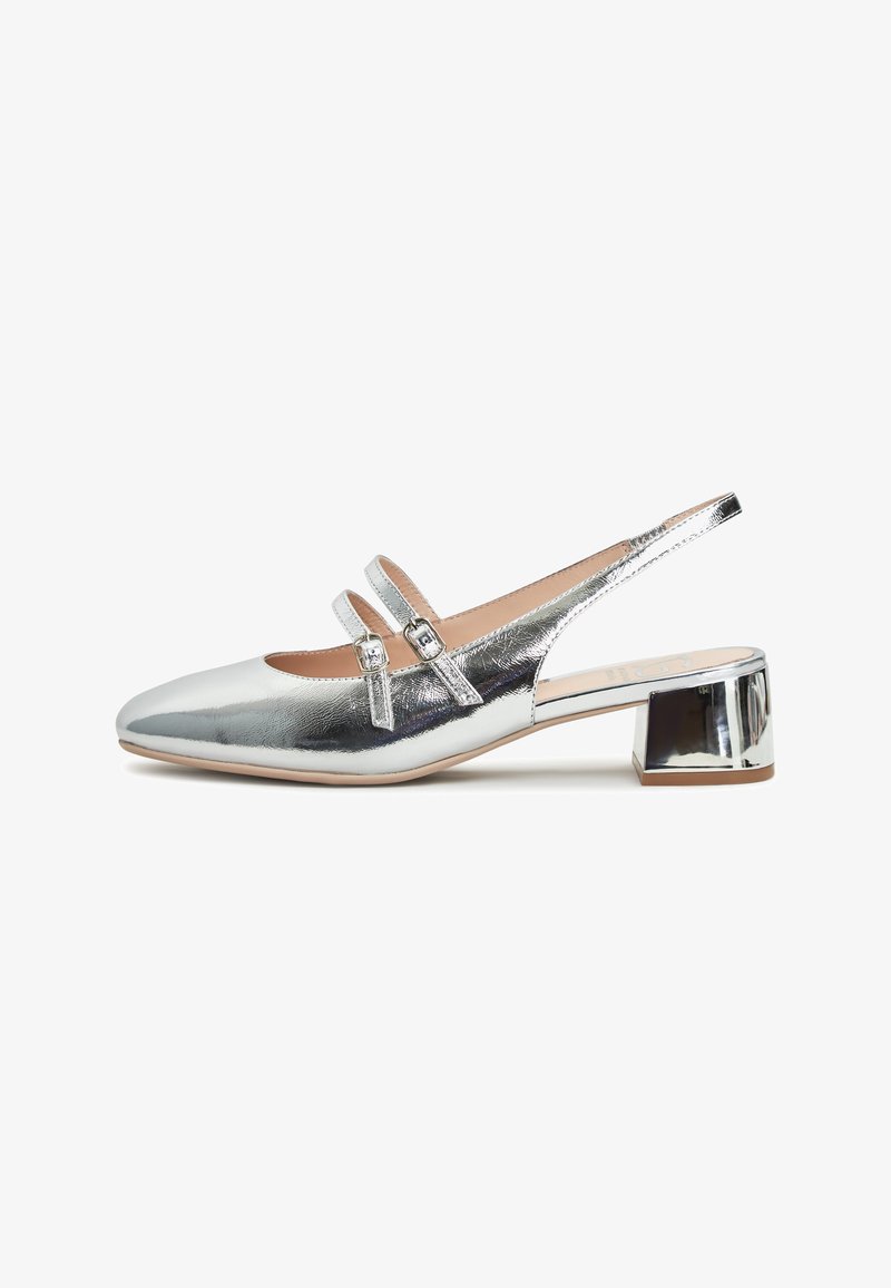 Scarpa slingback in argento metallico con tacco basso e di forma quadrata. Presenta due cinturini regolabili sulla parte anteriore e una superficie liscia e lucida.