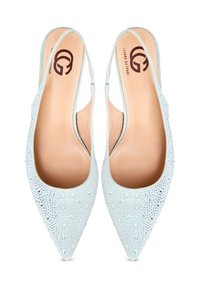 Ljust blå spetsiga klackar med en texturerad ovandel prydd med glittrande rhinestones. Öppen bakdel och slingback-design med en mjuk innersula.