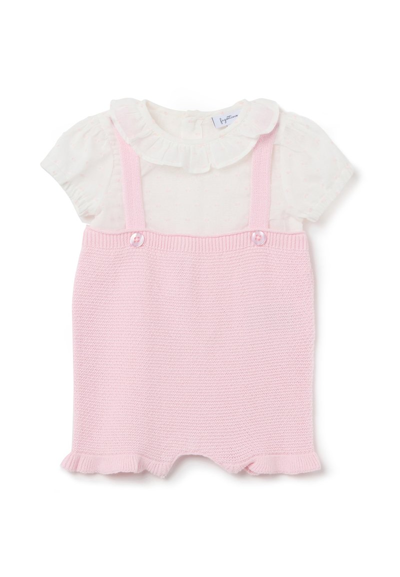 Mono de punto rosa con tirantes y acentos de botones, que presenta una blusa blanca de manga corta con un cuello con volantes y lunares.
