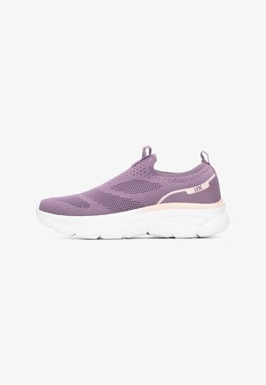 Zapatilla deportiva de punto morada con diseño sin cordones, suela blanca y acentos sutiles en rosa claro. Cuenta con malla de ventilación y tiradores.