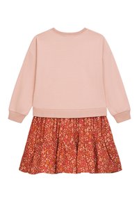 Pulloverkleid mit einem hellrosa Oberteil und langen Ärmeln sowie einem gerafften, mehrfarbigen Rock mit Blumenmuster in Orange- und Cremetönen.