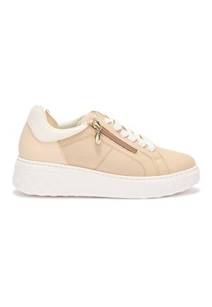 Scarpa da ginnastica beige low-top con lacci bianchi, cerniera laterale, colletto imbottito e suola spessa bianca testurizzata.