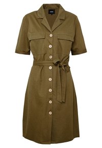 Robe à manches courtes de couleur vert olive en tissu doux, avec un col, deux poches poitrine, une taille nouée et des boutons en bois sur le devant.