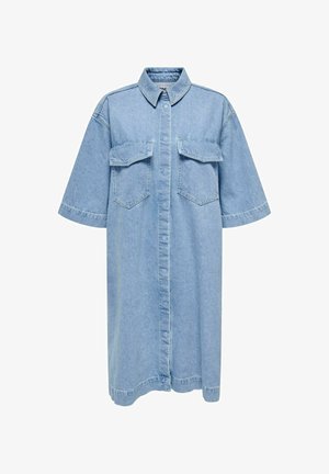 Lyseblå denimkjole med krage, korte ermer, to brystlommer og knapplukking foran. Glatt tekstur, løs passform.