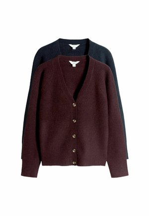 To cardiganer stablet oven på hinanden, den ene i dyb maroon, den anden i mørk marineblå. Begge har v-hals, lange ærmer og fem store knapper ned ad fronten.
